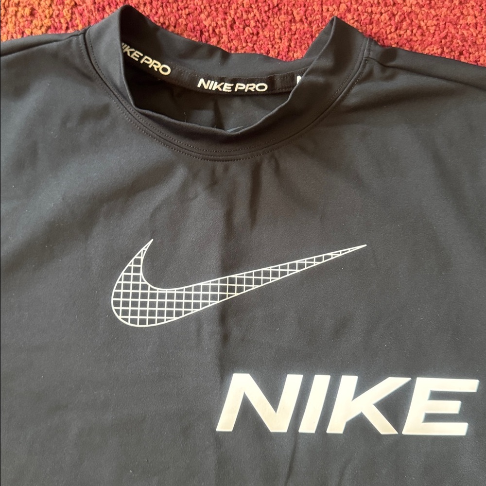 Nike Women's Pro Dri-FIT Short-Sleeve Cropped Graphic Top - Picture 3 of 7